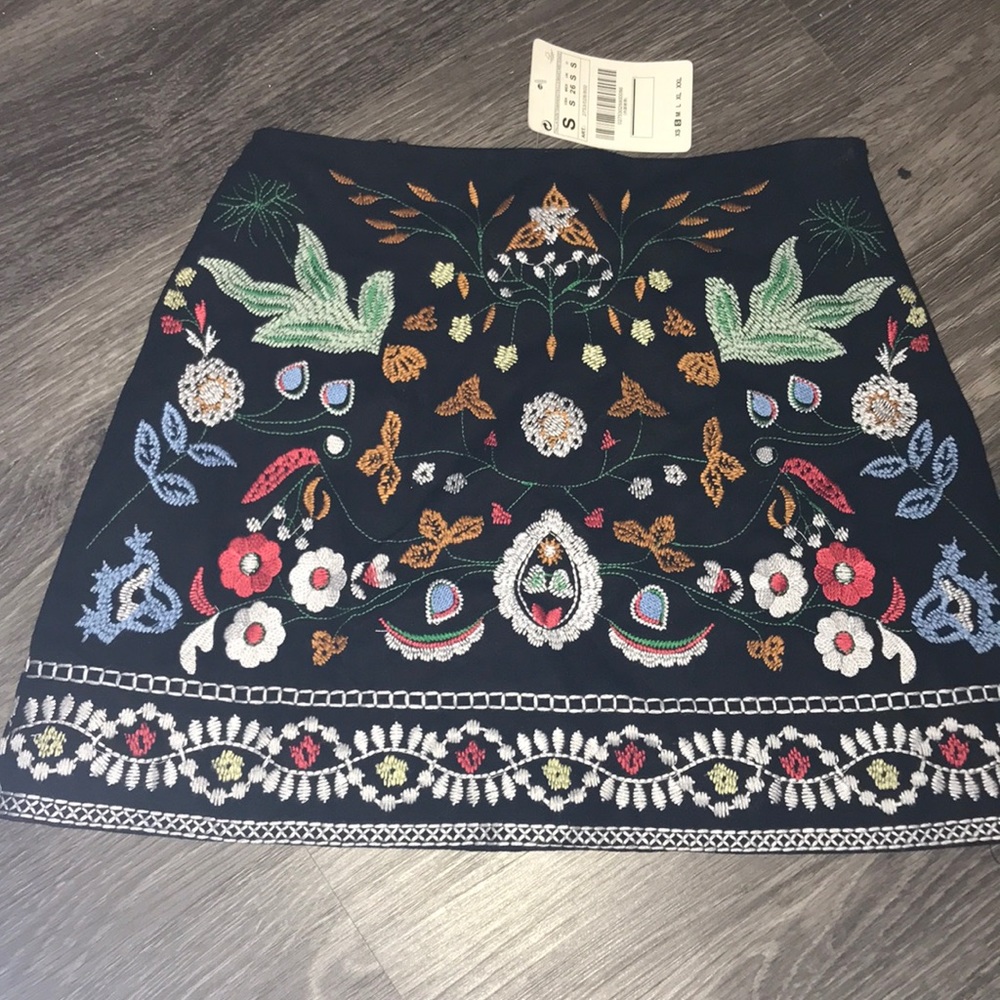 NWT Embroidered Skirt🌸🌼🌺